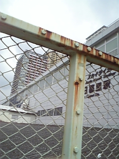 ��y������